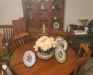 Table with 6 chairs and leaf extensions 