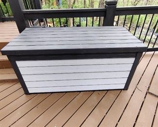 OUTDOOR PLASTIC STORAGE UNIT W/ SPRING LOADED TOP