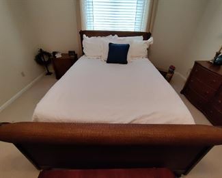 KEY WEST TRADITIONAL STYLE WOODEN QUEEN HEADBOARD & FOOTBOARD W/ CARVED ACCENTS - THE MATTRESS IS A TEMPUR-PEDIC BRAND