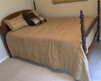 ANTIQUE 4 POST WOODEN HEADBOARD & FOOTBOARD W/ FULL MATTRESS BED