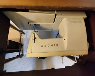 VINTAGE SNGER SEWING MACHING IN COLLAPSIBLE TABLE