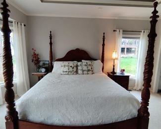 4 - POST WOODEN KING HEADBOARD & HEADBOARD W/PINEAPPLE CARVED ACCENTS