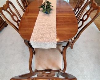 QUALITY FORMAL WOODEN DINING ROOM TABLE W/ 6 CHAIRS & 2 LEAVES