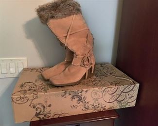 WOMEN"S BOOTS - SIZE 8
