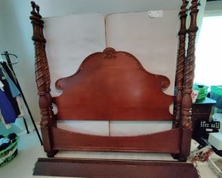4 POST WOODEN KING BEADBOARD & FOOTBOARD W/ CARVED PINEAPPLE ACCCENTS
