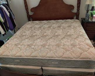4 POST WOODEN KING BEADBOARD & FOOTBOARD W/ CARVED PINEAPPLE ACCCENTS - KING SEALY POSTUREPEDIC MATTRESS