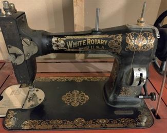 AINTIQUE SEWING MACHING & HIDEAWAY TABLE