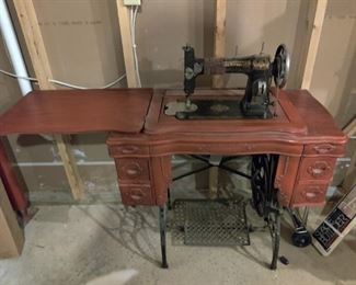 AINTIQUE SEWING MACHING & HIDEAWAY TABLE