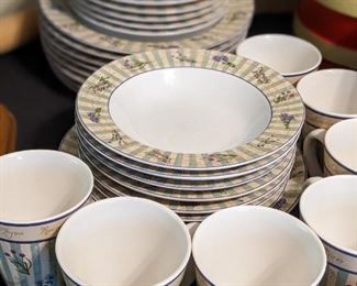 Dinnerware: Tabletrendz Sakura