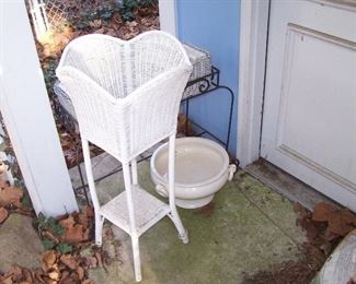 WICKER STAND & PLANTERS