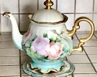 Vintage teapot - kitchen 