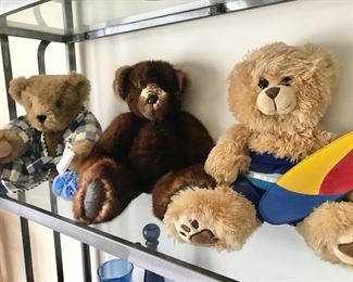 Plush toys, teddy bears - living room 