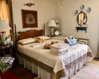 Beautiful french country bed and great accessories!
