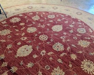 Beautiful round oriental rug
