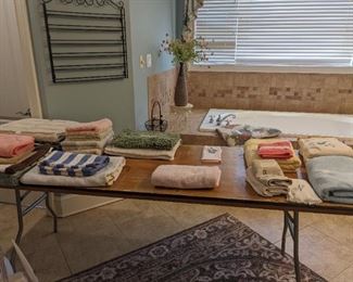 Bath mats of various sizes, towels