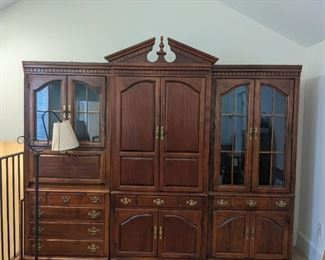 Entertainment/Display cabinet