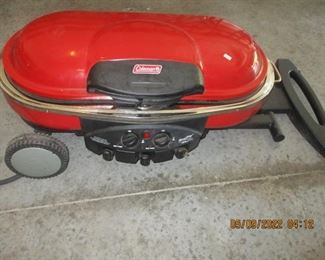 Coleman propane grill - lifts up