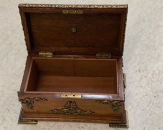 Wood box with gilt bronze ormolu and angel. Photo 2 of 4.