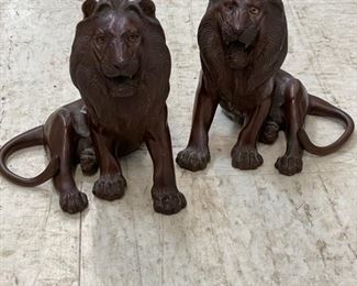 Pair of Japanese bronze lion bookends with glass eyes. Photo 1 of 2.