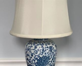 Blue & white chinoiserie table lamp.