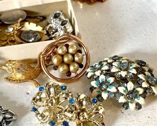 Vintage Mid century jewelry. pins!