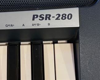 Yamaha PRR-280 electronic keyboard. Photo 2 of 3.