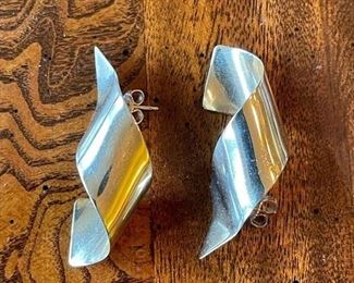 14K Gold Corkscrew Ribbon Pierced Earrings.