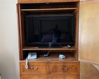 Antique English mahogany linen press. Measures 43" W x 26" D x 82" H. Photo 4 of 4.