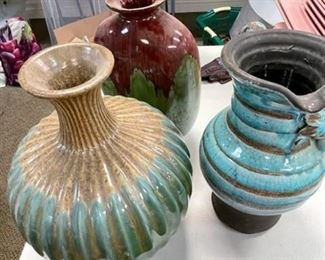Lot of ceramic vases.