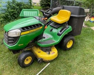 John Deer Garden Tractor 100 Series D110.  Has Dual Bagger
