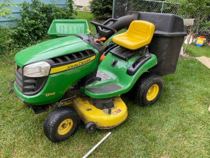 John Deer Garden Tractor 100 Series D110.  Has Dual Bagger