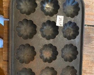 Heavy cast iron Turks head muffin pan no marks
