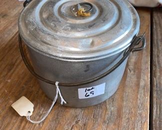 Aluminum pan with lid and handle
