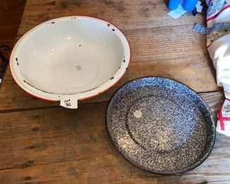 Set of 2 enamel pans
