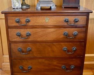 Mahogany chest of drawers