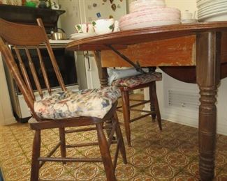 Drop leaf Dinette , 2 chairs