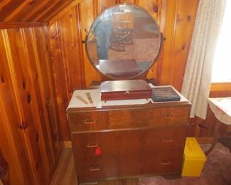 3 drawer Dresser w/round mirror