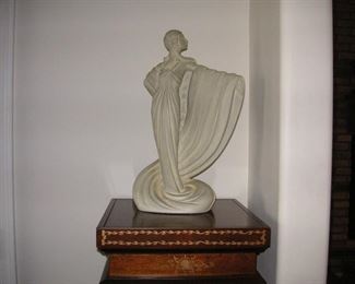 deco statue