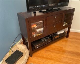 23_____ NOW $120 was $250 Williams and Sonoma console • 32T x 47W x 16D 