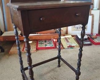 DA Fitts & Co piece no 684 solid walnut single drawer writers desk 30 x 21 x 16 in