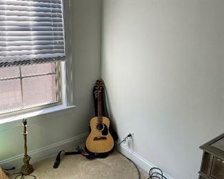 Who draws the crowd, and plays so loud
Baby, it's the guitar man
Who's gonna steal the show, you know
Baby, it's the guitar man.
