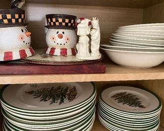 8 Spode Christmas plates. Don't worry your head about the salad plates to the right, they don't really exist.