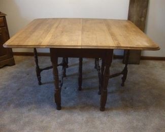 Walnut gateleg table with 3 leaves