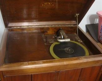 1920's Victrola, Victor Talking Machine Co. VV-210