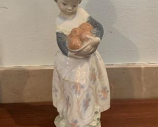 Lladro Figurine, Valencian Girl Holding Oranges