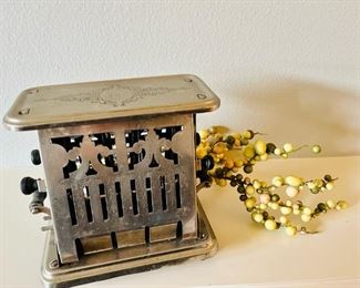 Vintage 1930's Universal Toaster Made by Landers Frary and Clark