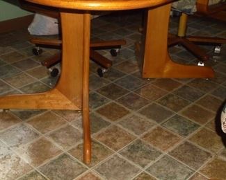 Kitchen table w/4 matching chairs