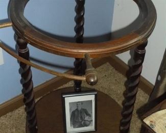 Vintage wood wash stand w/barley twist legs