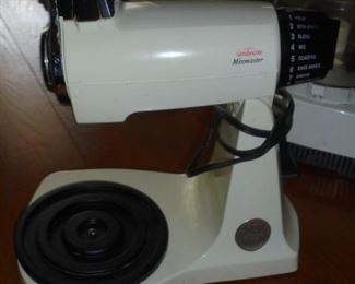 Sunbeam An American Classic mixer w/beaters & 2 glass mixing bowls