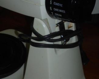 Sunbeam An American Classic mixer w/beaters & 2 glass mixing bowls